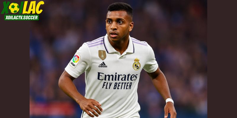 Rodrygo là trụ cột dưới thời Ancelotti, nhưng vai trò đang bị đe dọa sau khi Mbappé đến. Rodrygo là trụ cột dưới thời Ancelotti, nhưng vai trò đang bị đe dọa sau khi Mbappé đến.